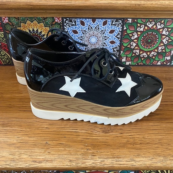 FABULOUSLY FUN ⭐️Glister shoes⭐️ in GREAT shape!! - Picture 4 of 13